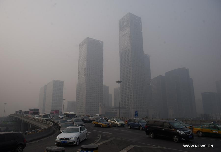 Un épais smog enveloppe la ville de Beijing
