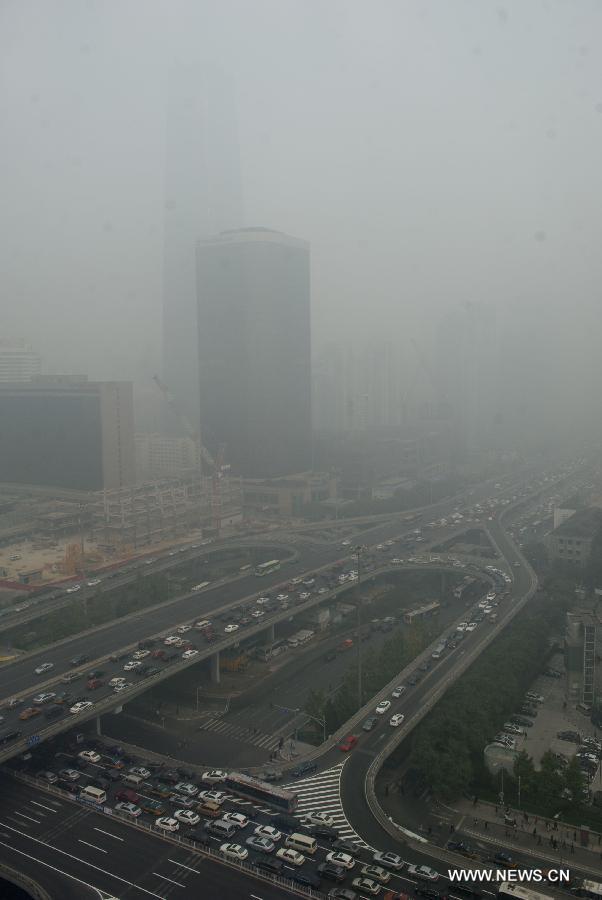 Un épais smog enveloppe la ville de Beijing