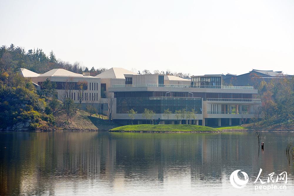 Le Centre des Conventions Internationales et ses 12 villas présidentielles installées à proximité, sur l’île du Lac Yanqi.