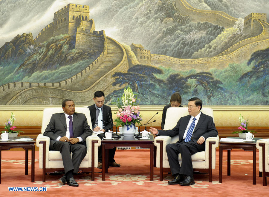 Zhang Dejiang (à droite), président du Comité permanent de l'Assemblée populaire nationale (APN, parlement chinois), rencontre le président tanzanien, Jakaya Kikwete. 