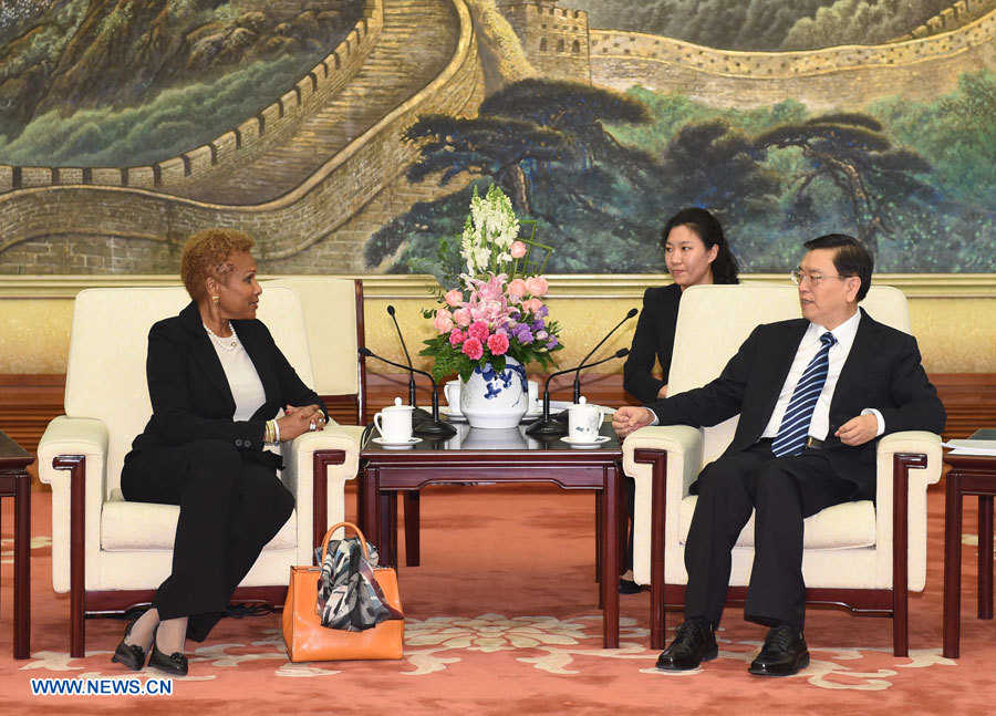 Zhang Dejiang (à droite), président du Comité permanent de l'Assemblée populaire nationale (APN, parlement chinois), rencontre la présidente du Sénat des Bahamas, Sharon Wilson.