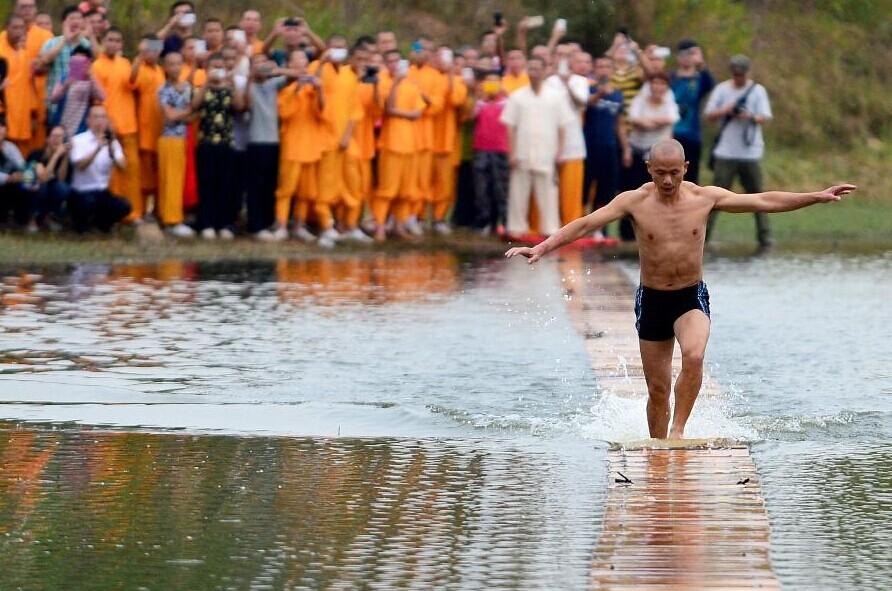 Un moine du Temple Shaolin marche sur l'eau 