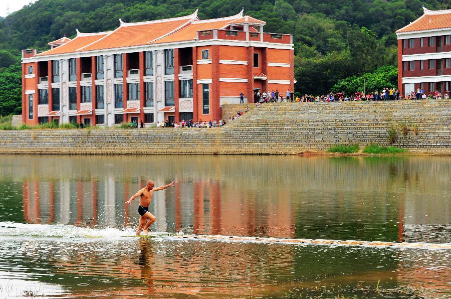 Un moine du Temple Shaolin marche sur l'eau 