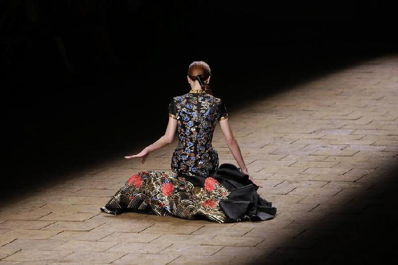 Un mannequin se retrouve au sol lors de la présentation de la Collection haute couture Ne TIGER 2014 du designer chinois Zhang Zhifeng, lors de la China Fashion Week à Beijing, le 25 octobre 2014. 