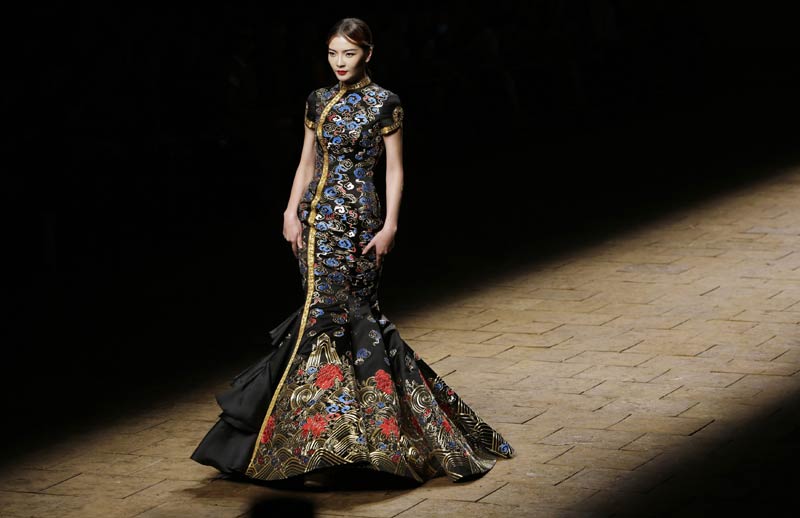 Un modèle présente une création du designer chinois Zhang Zhifeng, lors de la Collection haute couture 2014 NE TIGER 2014, à l’occasion de la China Fashion Week à Beijing, le 25 octobre 2014. 