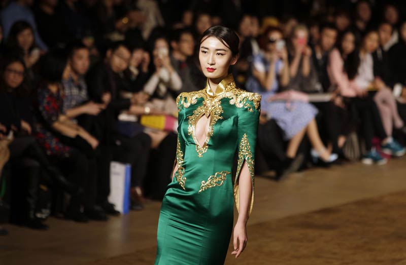 Un modèle présente une création du designer chinois Zhang Zhifeng, lors de la Collection haute couture 2014 NE TIGER 2014, à l’occasion de la China Fashion Week à Beijing, le 25 octobre 2014. 