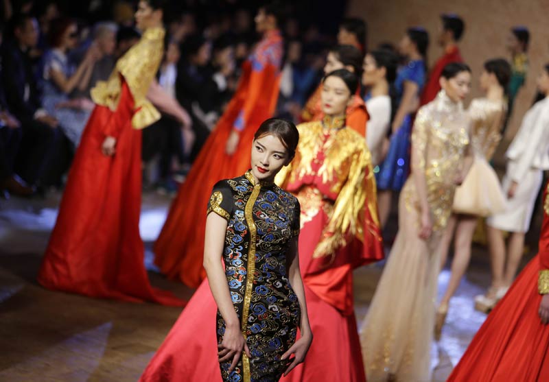 Les modèles de créations actuelles par le designer chinois Zhang Zhifeng, présentant le 25 octobre 2014 la Collection haute couture 2014 NE TIGER 2014, à l’occasion de la China Fashion Week à Beijing.  