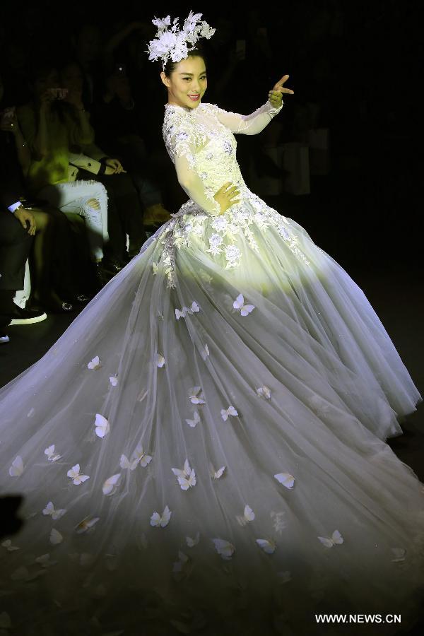 Semaine de mode de Chine: Liu Xuan présente une robe de mariée 