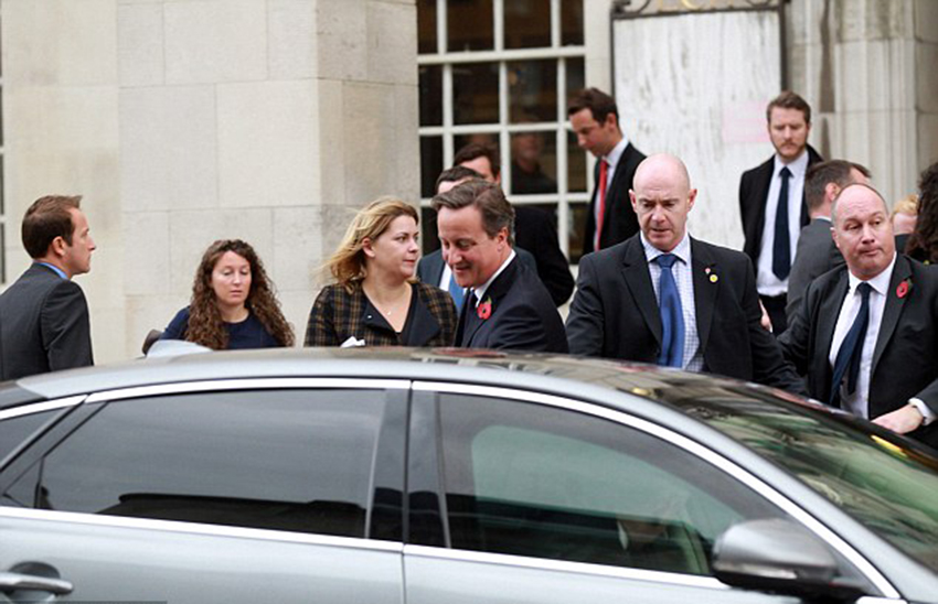 David Cameron bousculé par un mystérieux inconnu à Leeds