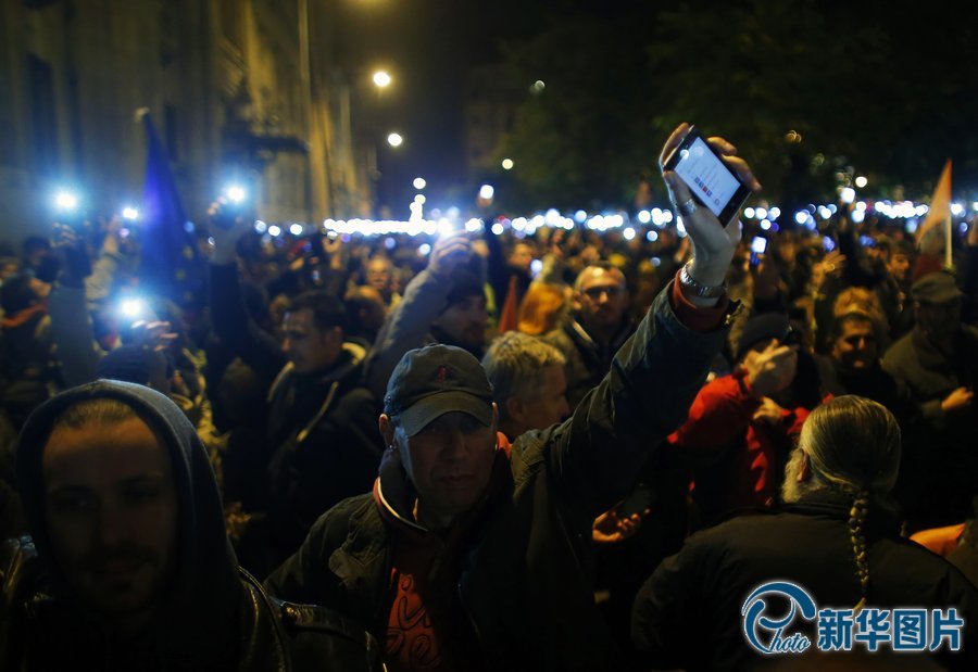Près de 100 000 Hongrois manifestent contre la taxe sur Internet