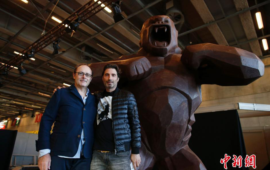 Un King-Kong en chocolat de 4 mètres de haut réalisée par le chocolatier français Jean-Paul Hévin est exposé actuellement au Salon du Chocolat à Paris.