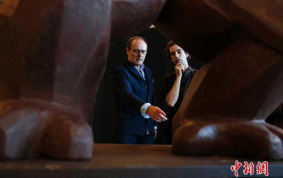 Un King-Kong en chocolat de 4 mètres de haut réalisée par le chocolatier français Jean-Paul Hévin est exposé actuellement au Salon du Chocolat à Paris.