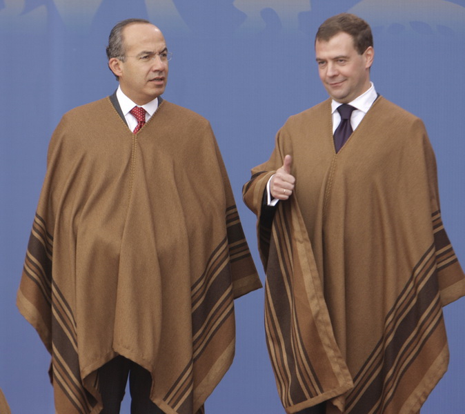 L'ancien président mexicain Felipe Calderon (à gauche) et l'ancien président russe Dmitri Medvedev ont enfilé le poncho péruvien, à l’occasion de la réunion des dirigeants de l'APEC à Lima, le 23 novembre 2008.