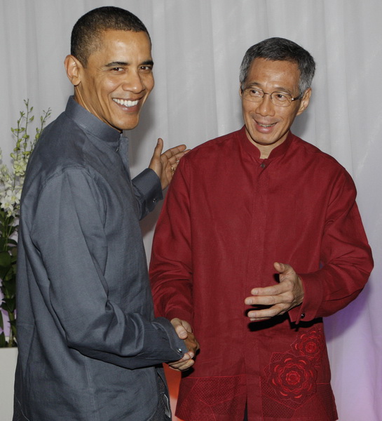 Le président américain Barack Obama (à gauche), serre la main du Premier ministre singapourien Lee Hsien Loong, juste avant le dîner de gala dans le cadre de la réunion des dirigeants de l'APEC à Singapour, le 14 novembre 2009.