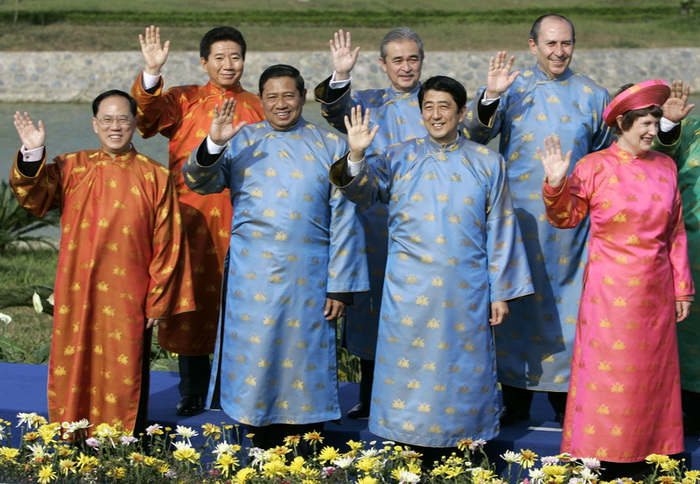 La tenue "Aodai", le costume traditionnel vietnamien, où les dirigeants posent pour une photo de groupe lors de la réunion des dirigeants de l'APEC à Hanoi au Vietnam en ce 19 novembre 2006. 