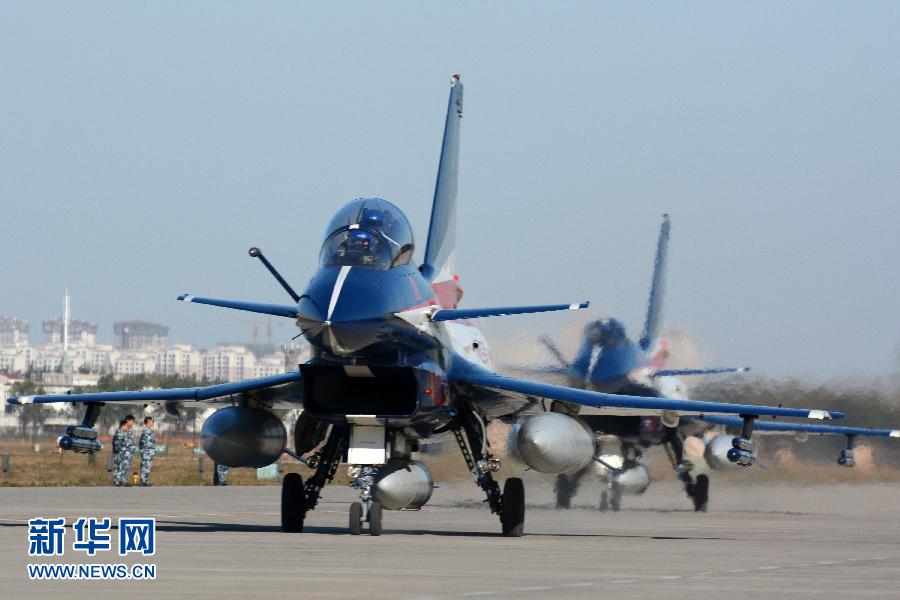 Deux chasseurs J-10 de la patrouille acrobatique « 1er Août » se préparent à décoller d'un aéroport dans le Nord de la Chine.