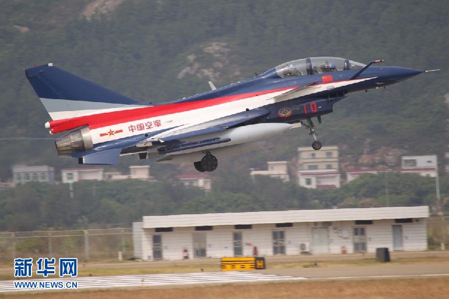 Un des chasseurs J-10 de la patrouille acrobatique « 1er Août » atterrit à Zhuhai.