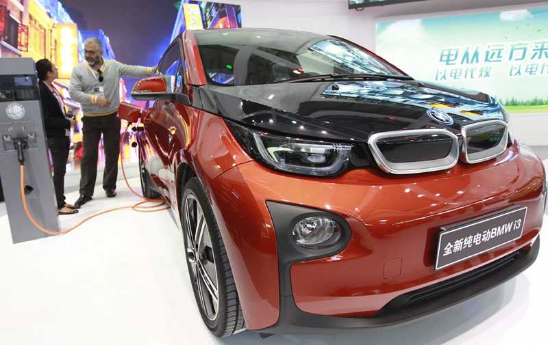 La voiture électrique i3 de BMW, présentée avec son chargeur de batterie lors du 16e Salon international de l'industrie de Chine à Shanghai, le 4 novembre 2014. [Photo/Xinhua]