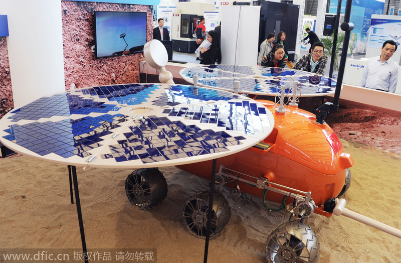 Un concept de véhicule d'exploration martienne et ses principaux équipements, exposés au 16e Salon international de l'industrie de Chine à Shanghai, le 4 novembre 2014. 