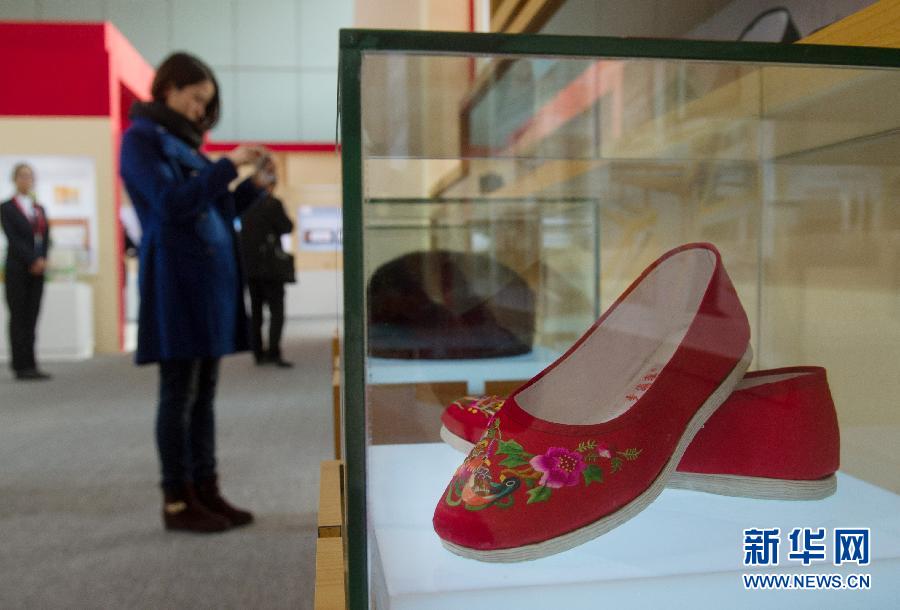 Des visiteurs admirent les produits fabriqués par les marques chinoises célèbres, le 7 novembre.