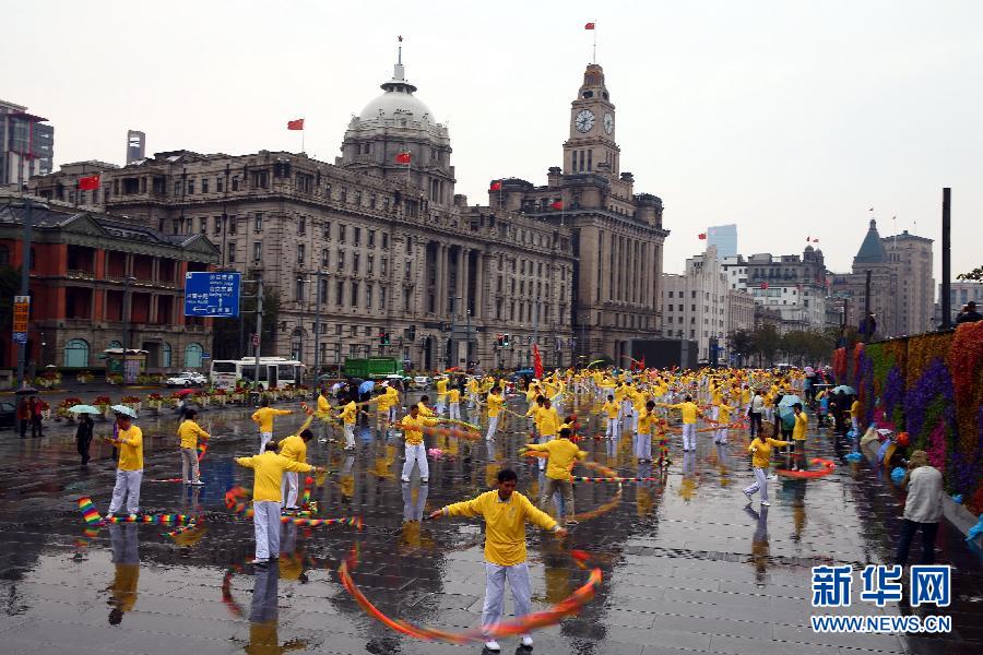 Shanghai : une danse du diabolo d'un millier de personnes