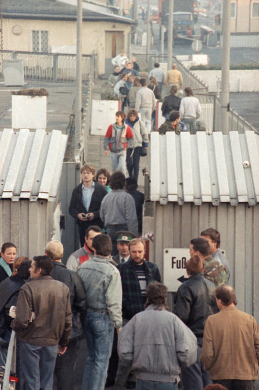Des berlinois de l'Est et de l'Ouest traversent le poste-frontière qui relie les deux parties de la ville, le 10 novembre 1989. Des milliers d’Allemands de l’Est se sont rendus à l'Ouest dans la nuit suite à l'ouverture de la frontière entre les deux Allemagnes.