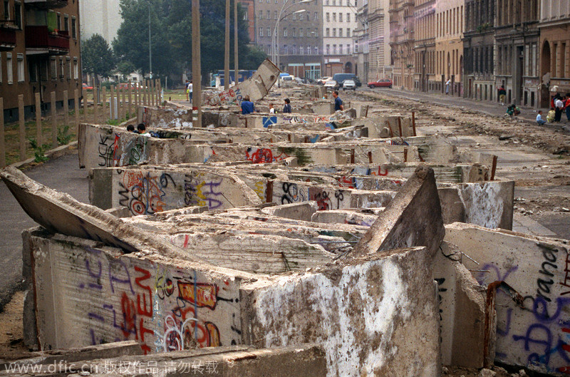 Des pièces du mur de Berlin démantelé sont entassées et attendent d'être emmenées, le 11 août 1990.