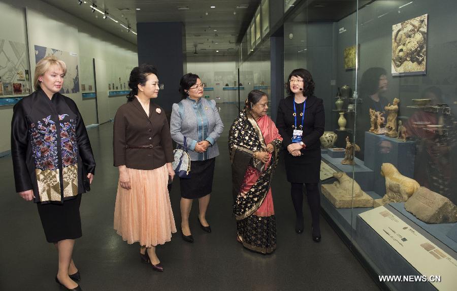 Peng Liyuan organise une visite au musée pour les épouses de dirigeants étrangers