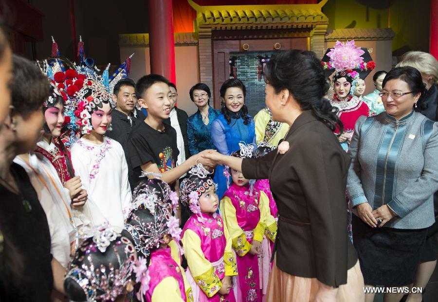 Peng Liyuan organise une visite au musée pour les épouses de dirigeants étrangers