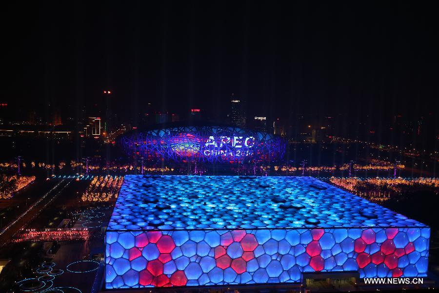 Lundi 10 novembre 2014, vue nocturne du stade national (le «Nid d'oiseau») et du Centre national de natation (le "Cube d'eau") à l’occasion de la 22e réunion de la Coopération économique de l’Asie-Pacifique (APEC) qui a lieu a Beijing du 10 au 11 novembre.