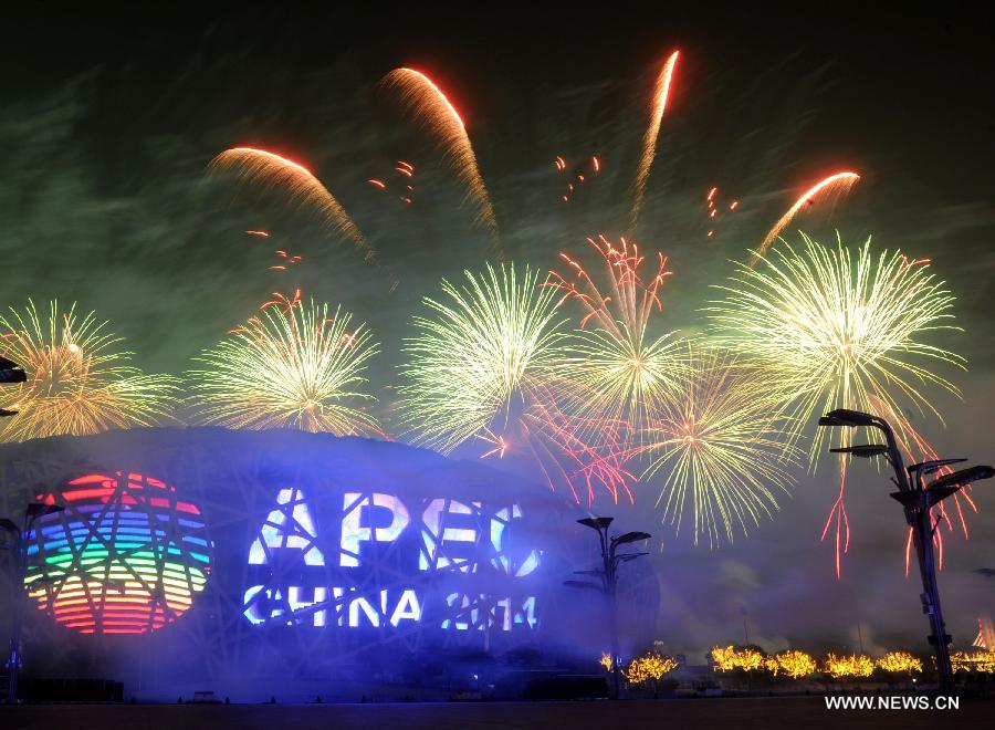 Dans le cadre de la 22e réunion des principaux dirigeants de la Coopération économique de l'Asie-Pacifique (APEC) ayant lieu à Beijing du 10 à 11 novembre, un grand spectacle de feux d'artifice a été dans le parc olympique de la capitale chinoise, capitale de la Chine, le 10 novembre 2014.