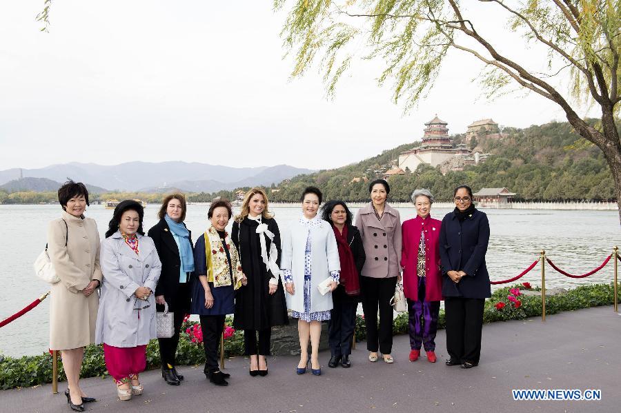 Peng Liyuan invite les épouses des dirigeants de l'APEC à visiter le Palais d'été