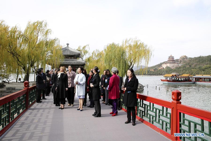 Peng Liyuan invite les épouses des dirigeants de l'APEC à visiter le Palais d'été
