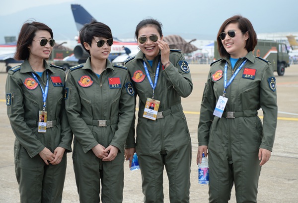 Quatre femmes pilotes de l'équipe chinoise de voltige Bayi, sur la piste lors de la 10e China International Aviation and Aerospace Exhibition de Zhuhai.