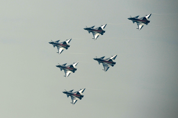 Les jets J-10 de la patrouille acrobatique Bayi des Forces aériennes de l'Armée de Libération du Peuple chinois ont effectué une belle prestation lors de la 10e China International Aviation and Aerospace Exhibition de Zhuhai, la province du Guangdong (sud de la Chine), le 11 novembre 2014.