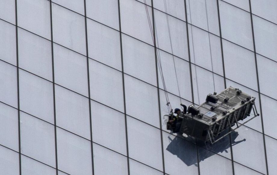 Deux laveurs de vitres bloqués au 69e étage du One World Trade Center