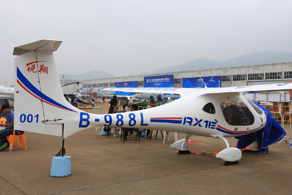 Le biplace électrique RX1E est présenté lors de la 10e China International Aviation and Aerospace Exhibition à Zhuhai, la province du Guangdong. [JiJianshu/China Daily]