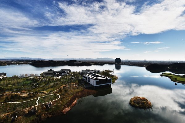 Un trajet touristique coûtera 60 yuans, pour une excursion en bateau autour du lac Yanqi lac.