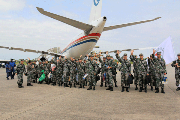 Le personnel de la santé de l’armée chinoise salue la foule à l’aéroport de Freetown, le 15 novembre. Il s’agit là du deuxième envoie équipe de la santé à l’Afrique de l’ouest pour lutter contre l’Ebola.