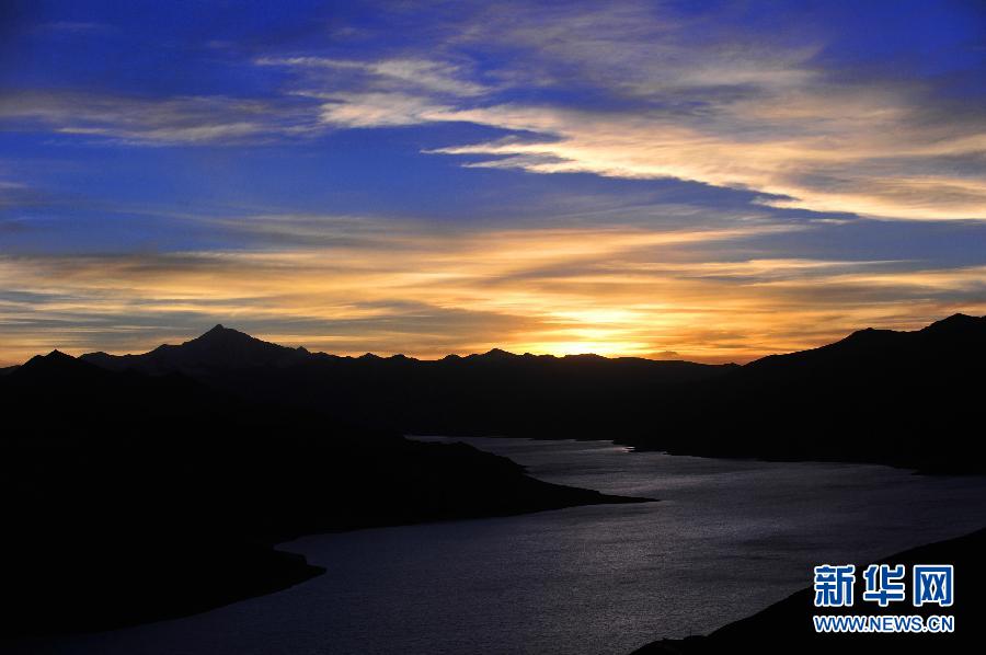 Un lac sacré tibétain et son magnifique coucher de soleil 