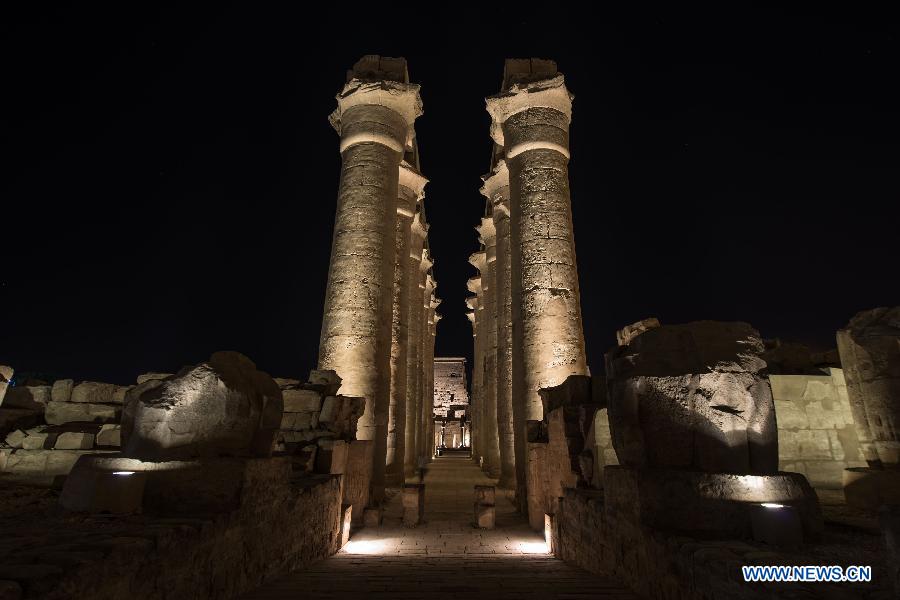 Des statues dans le Temple de Louxor sont illuminées dans la nuit à Luxor, une destination touristique célèbre dans le sud de l'Egypte, le 17 novembre 2014. (Xinhua/Pan Chaoyue)