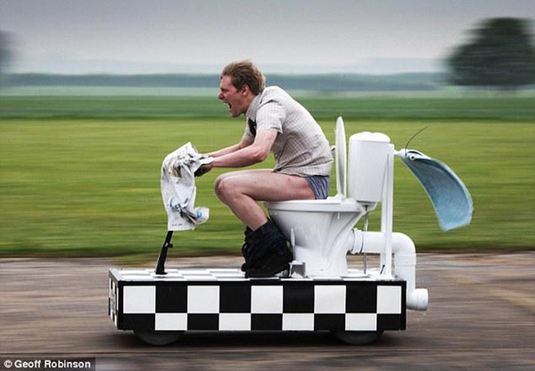 L’ingénieur britannique Colin Furze a inventé les toilettes mobiles les plus rapides
