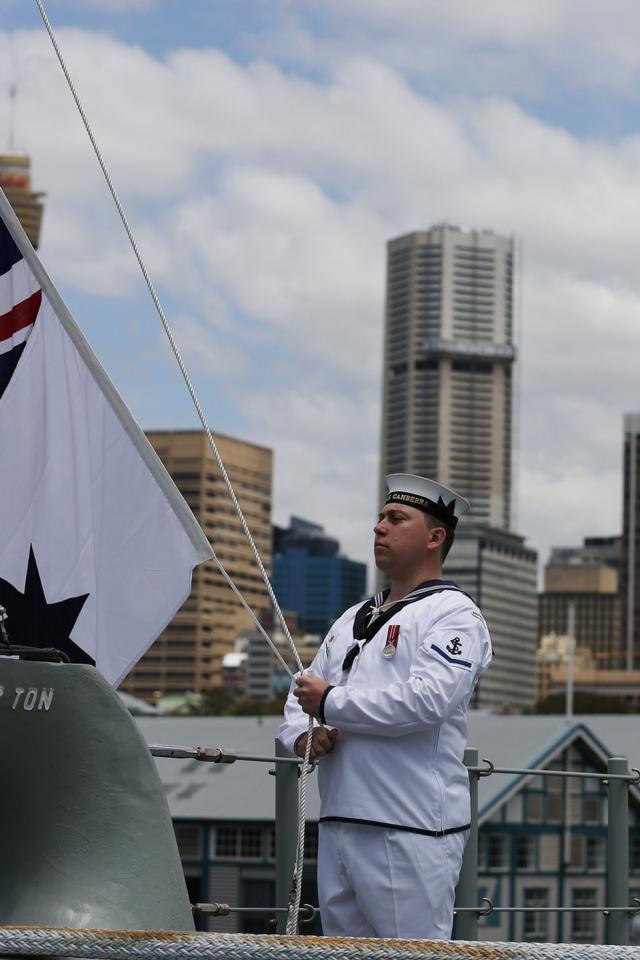 Entrée en service du Canberra, le plus grand navire de la marine australienne