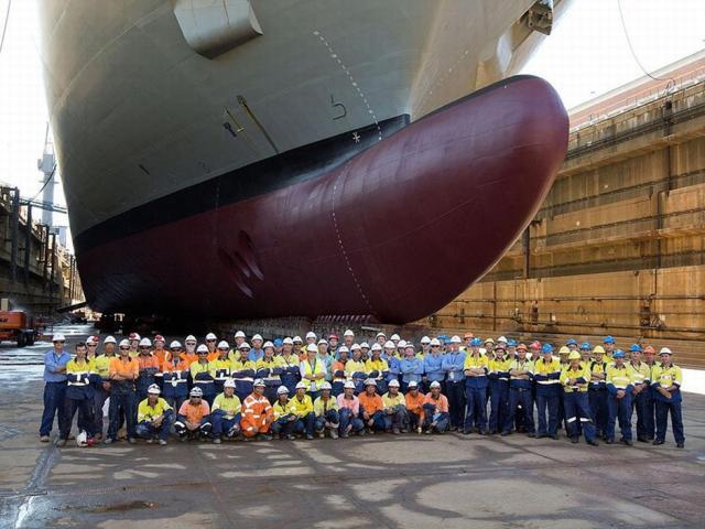 Entrée en service du Canberra, le plus grand navire de la marine australienne