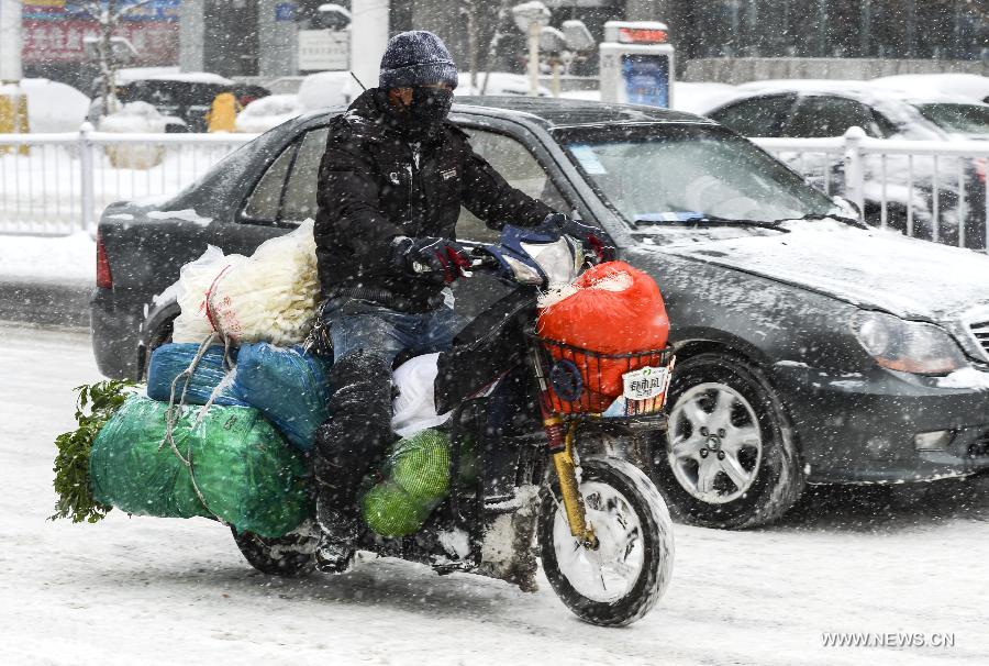 Xinjiang : plus de 3.500 passagers bloqués dans un aéroport en raison de la neige 