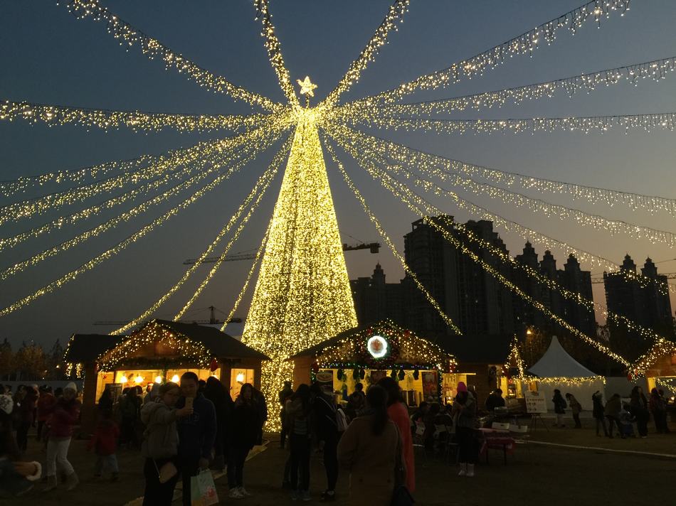 Un coup d'oeil au plus grand marché de Noël de Chine 