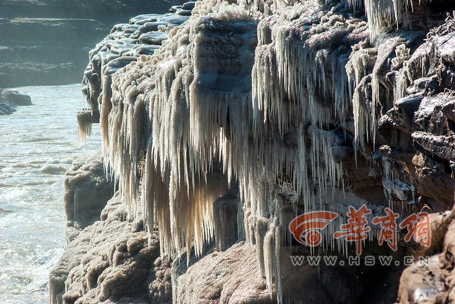 Bienvenue aux " cascades de jade de glace " de Hukou !