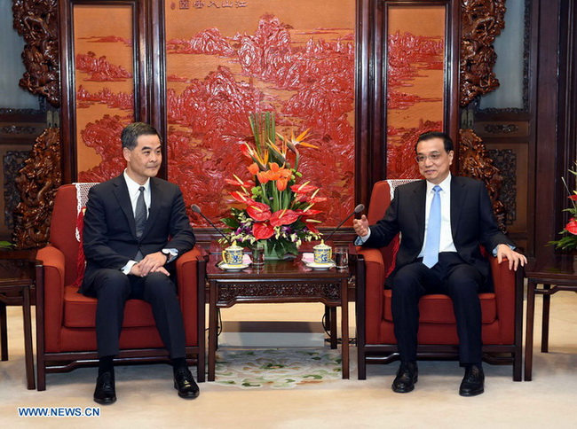 Li Keqiang rencontre le chef de l'exécutif de la RAS de Hong Kong