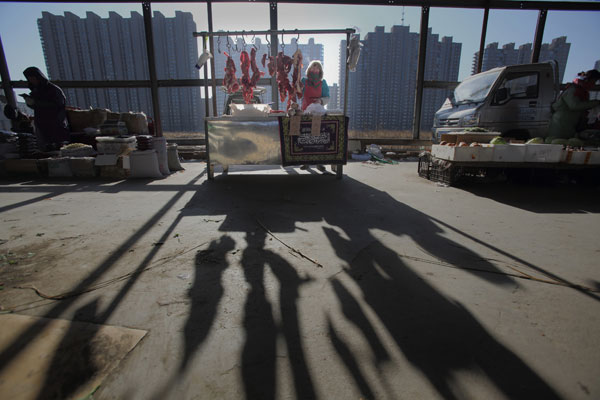 Un colporteur vend du boeuf sur un chantier de construction à Yanjiao, la province du Hebei (nord de la Chine), le 16 décembre 2014.