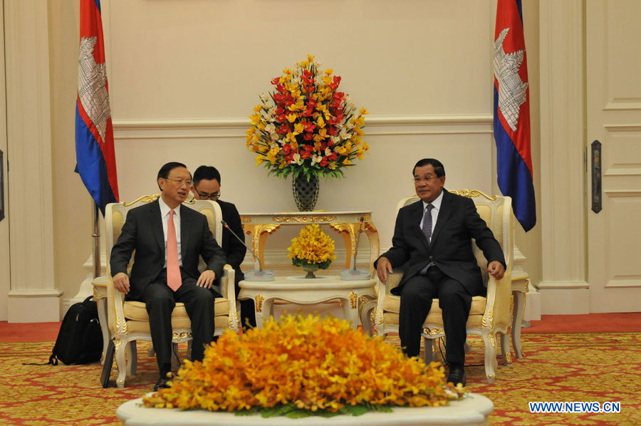 Le conseiller d'Etat chinois Yang Jiechi rencontre le Premier ministre cambodgien et promet un soutien continu au Cambodge 